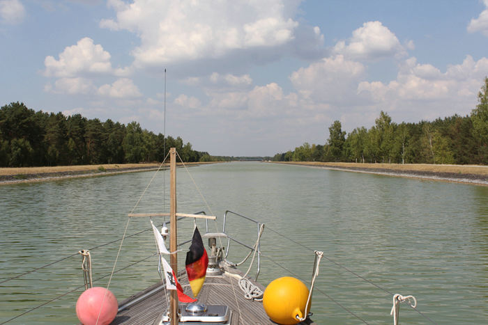 Elbe-Seitenkanal, der forbinder Mittellandkanalen med Elben. Det er en forholdsvis ny kanal fra 1976. En lidt kedelig kanal, men meget nem at navigere på. 