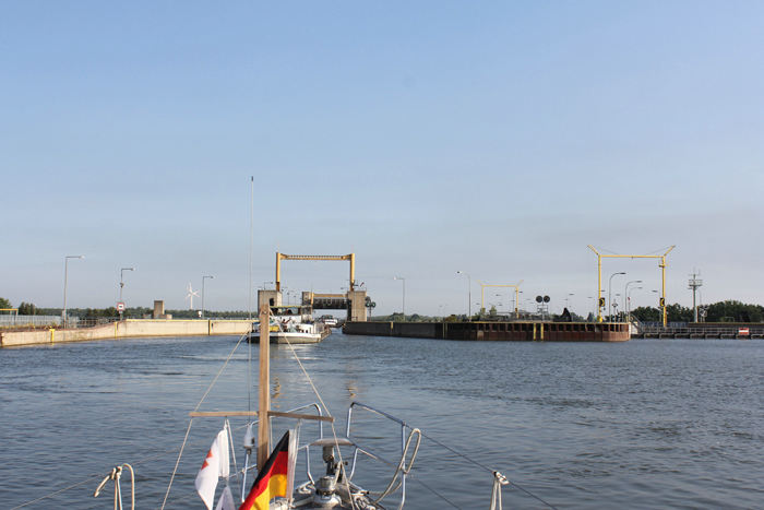 Vi nærmer os Uelzen slusen på Elbe-Seitenkanalen. Der er ikke mange sluser på den kanal, men til gengæld er det nogle store sluser. 