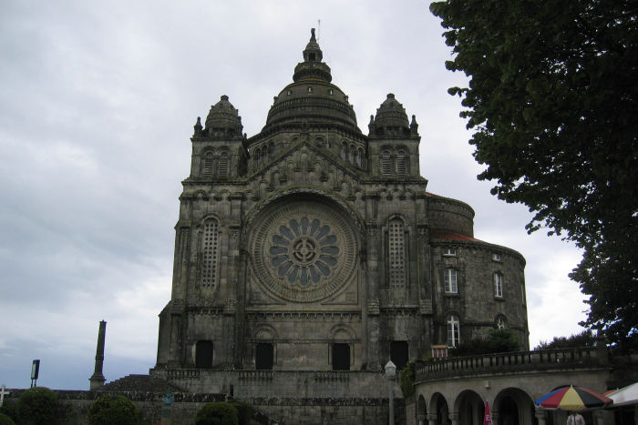 Højt over byen Viana do Castelo, ligge Templo de Santa Luzia. Det ligger meget højt oppe - vi må indrømme, at vi tog kabelbanen op til kirken. 