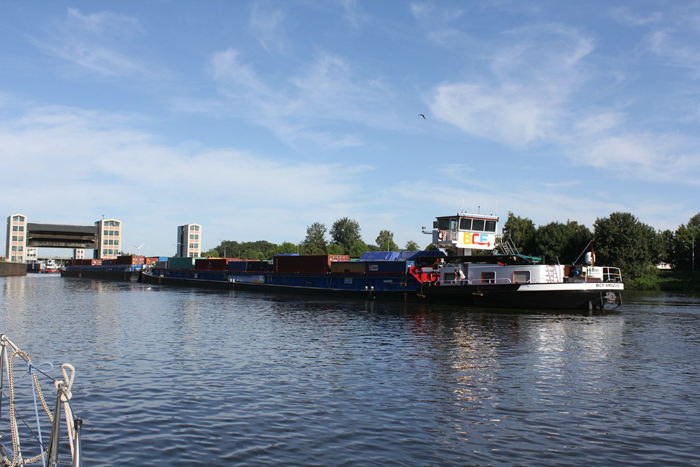 Der er en enkelt sluse på Elben, inden man kommer ud i tidevandet, når man starter fra Lauenburg. Det er slusen i Geesthacht. En kæmpesluse, hvor flodprammene kan ligge ved siden af hinanden. Sænket ca. 3 m (afhænger af tidevandet).