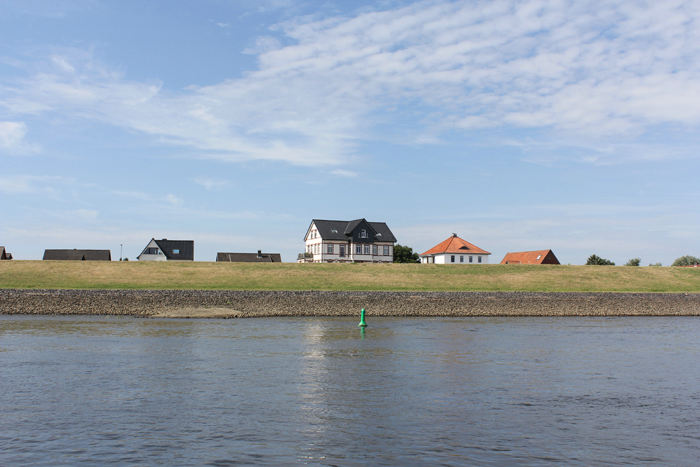 Vi er nu ude på Elben, hvor der er tidevand. Der er bygget meget høje diger langs floden for at undgå oversvømmelser ved stormflod. 