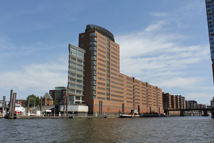 Moderne byggeri langs havnefronten i Hamburg.