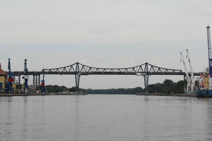 Jernbanebroen over Kielerkanalen i Rendsburg. Det var 12. gang vi sejlede gennem kanalen, og der har altid hængt en færge under broen, men den er blevet sejlet ned og ødelagt. De er vist ved at bygge en ny.