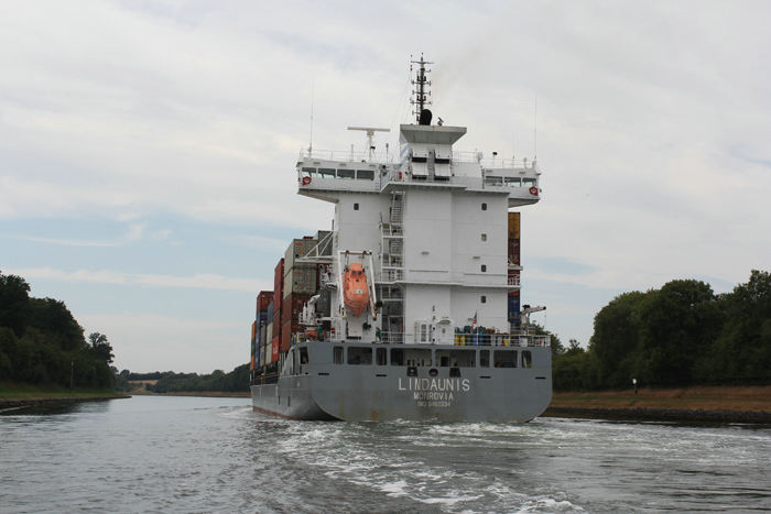 Store skibe, her et containerskib, benytter også Kielerkanalen, så de undgår turen nord om Skagen. 