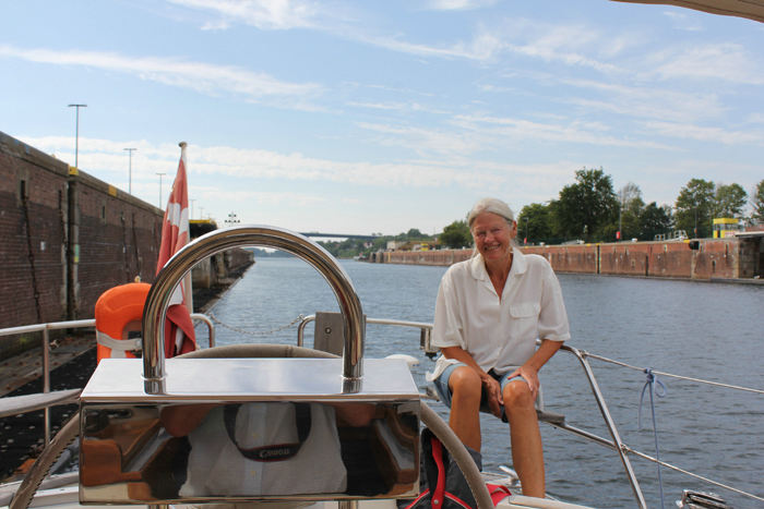 Skipperinden sidder og venter på, at vi bliver sluset i Holtenau. Det er sluse nr. 337 i år og den sidste på denne tur.
