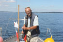 Skipper er ved at tage gæsteflaget ned, da vi passerer grænsen Tyskland/Danmark. Det er første gang i 11 år, at vi ikke fører et gæsteflag.