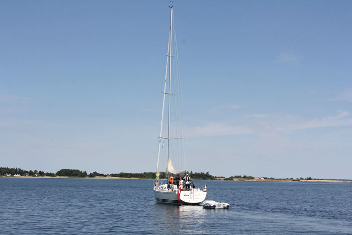Uden for Bågø havn mødte vi Jakob, Maiken, Julie og Kasper i s/y Pax. Vi havde aftalt at følges ad til Kolding. De var på vej mod Egå efter deres sommerferie i det Sydfynske. 
