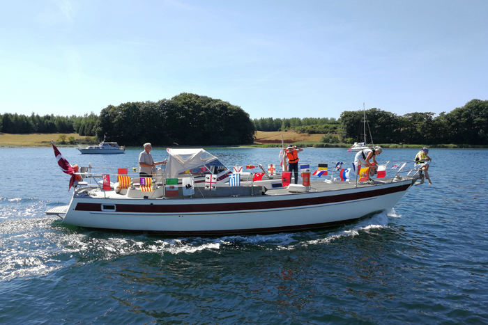 Vi fik monteret alle vore gæsteflag i søgelænderet, inden turen gik til Kolding. Vi manglede en mast til at hejse dem i. (Foto Jakob)