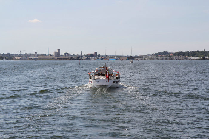 Nausikaa nærmer sig Kolding havn. Det var lidt mærkeligt at sejle ind gennem Kolding Fjord; det føltes, som om vi lige havde sejlet der, selv om det var 11 år siden.  (Foto Jakob)