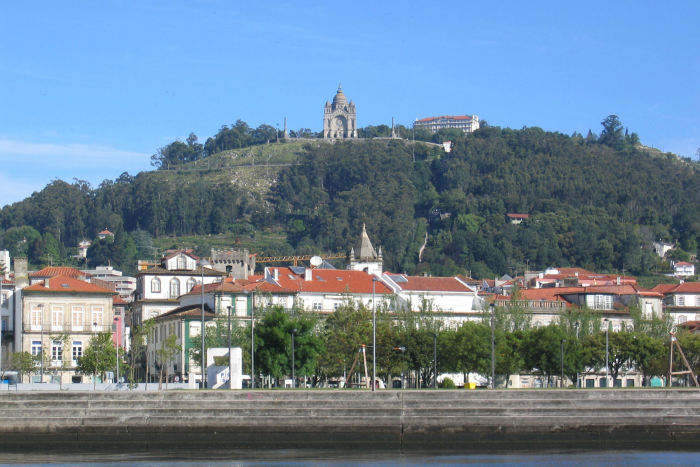 Viana do Castelo med Templo de Santa Luzia på toppen af bjerget. Vi er her på vej ud ad Rio Lima og videre ned til Póvoa de Varzim.
