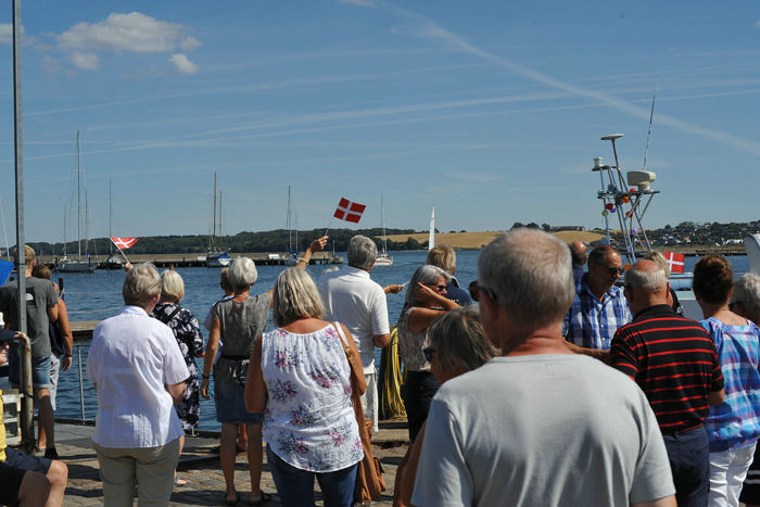 Der blev vinket med Dannebrogsflag, da Nausikaa rundede molen ind til Kolding Nordhavn. (Foto Morten)