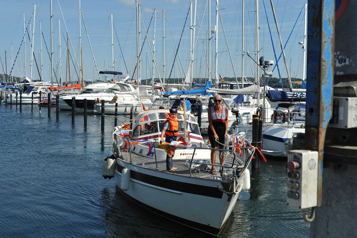 Julie og Kasper (vore børnebørn) sejlede med os ude fra Fænøsund og ind til Kolding. Da vi startede turen i 2007, havde vi Marie-Louise og Christian med til Hejlsminde. (Foto Morten)