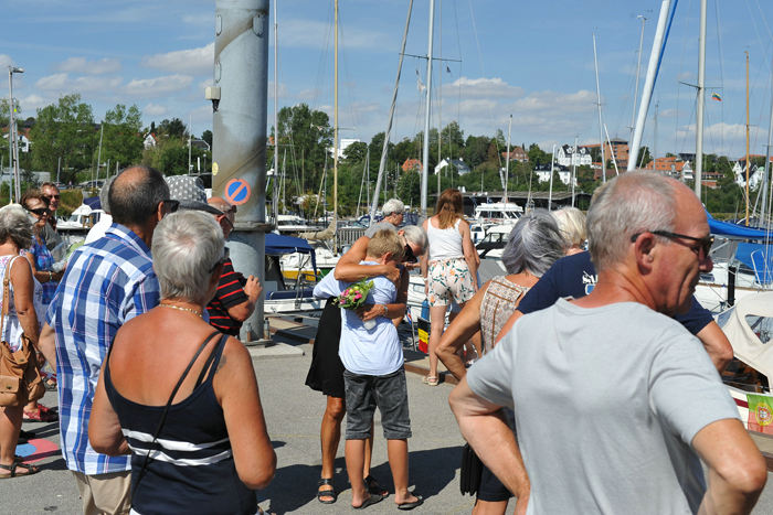 Her er det Mads (barnebarn) der får en stor krammer af farmor. Det var jo flere måneder siden, vi sidst så ham. Sikke en modtagelse, helt overvældende. (Foto Morten)