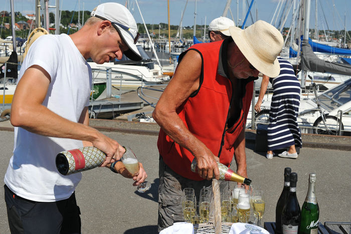 Så blev der ellers skænket Cava m.m., alt arrangeret af Morten, Jakob og vore venner. Tusind tak for en uforglemmelig modtagelse! (Foto Morten)