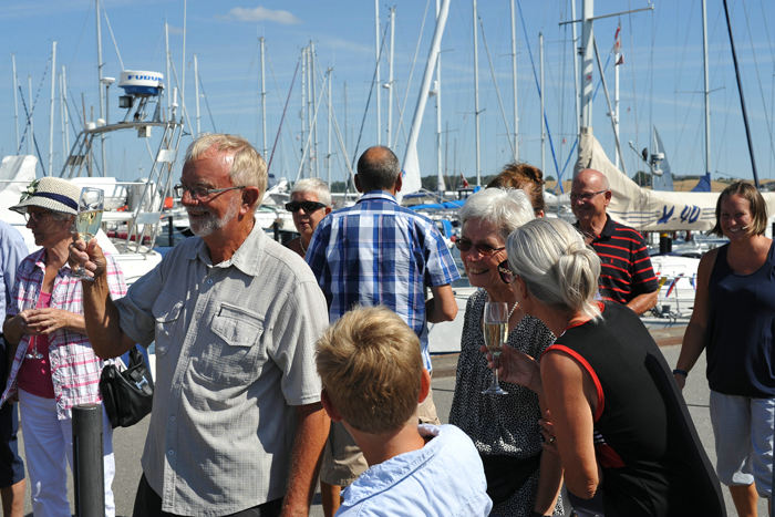 Skipper og skipperinden skåler med alle gæsterne. Sidste billede fra vor fantastiske tur til Middelhavet. (Foto Morten)