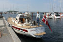 Endelig den 23. maj var Nausikaa klar til at blive søsat igen og denne gang uden problemer. Jens fra Faaborg Yacht Service havde udskiftet røret, hvorpå bovpropellen sidder. Flot arbejde og lige midt i den travleste tid.