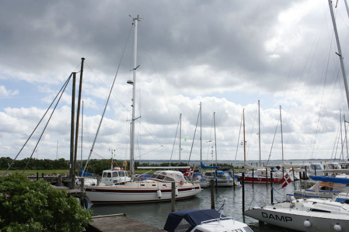 Den første tur, bortset fra turen fra Falsled til Kolding (uden mast), gik til den lille havn Rosenvold. Vi var ikke færdige med at klargøre båden, men nok til at den kunne sejle. Rosenvold er en lille havn, vi kunne ikke vende derinde. 