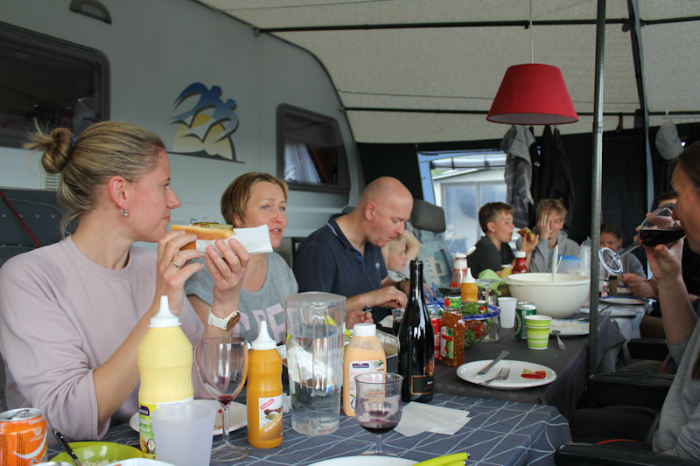 Vi var inviteret til fælles fødselsdag for Susanne og Morten (svigerdatter og søn) i deres campingvogn på Rosenvold Camping. Gåafstand fra havnen i Rosenvold. Hyggelig sammenkomst.