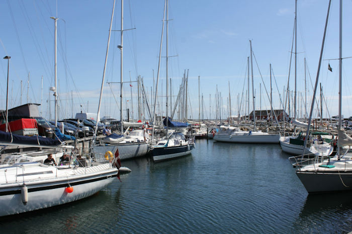 Der var trængsel i Ballen Havn i Pinsen, hvor vi havde nogle flotte dage. 2. pinsedag fik vi dog en del regn på vej hjem til Kolding.