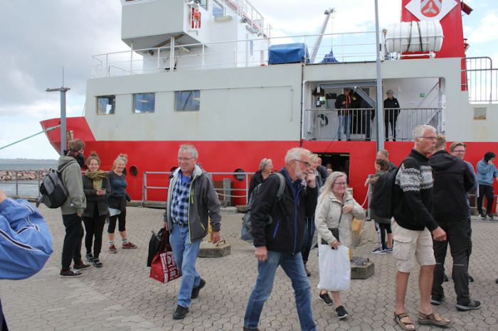 Færgen fra Hou sejler i pendulfart for at transportere festivalsdeltagerne til Tunø. Her modtager vi svoger Søren, en del af Thorsø gruppen.
