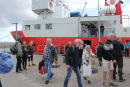 Færgen fra Hou sejler i pendulfart for at transportere festivalsdeltagerne til Tunø. Her modtager vi svoger Søren, en del af Thorsø gruppen.