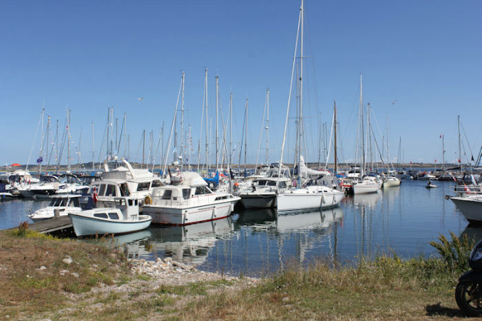 Der var ikke så mange både i havnen, som vi husker det, da vi var der sidst. Der kunne man gå tværs over havnen fra båd til båd, men det er også 15 år siden. Måske skyldes det det dårlige vejr?  