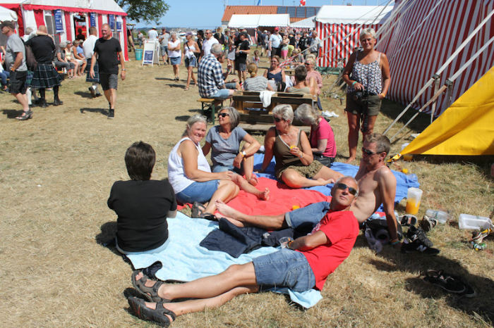 Der var en dag med godt vejr på årets Tunø Festival. Det var fredagen, hvor folk flyttede uden for teltet i pauserne og nød det gode vejr. De andre dage var det i ly for regn, blæst og kulde inde i teltet.