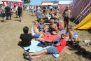 Der var en dag med godt vejr på årets Tunø Festival. Det var fredagen, hvor folk flyttede uden for teltet i pauserne og nød det gode vejr. De andre dage var det i ly for regn, blæst og kulde inde i teltet.
