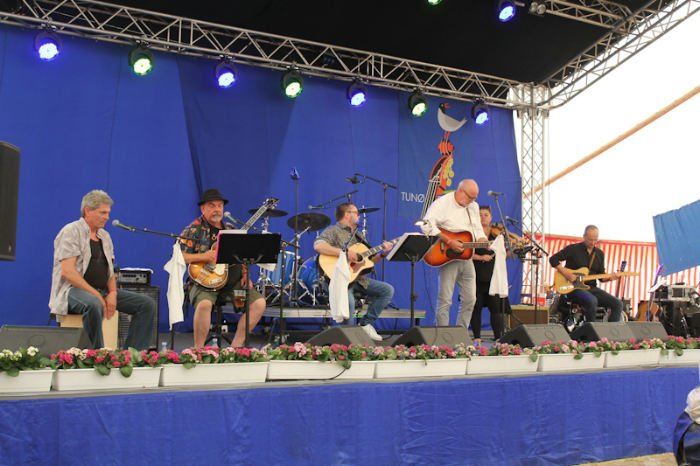 Den sidste gruppe, der spillede på Tunø Festivallen var Irish 5. De var rigtig hyggelige og lige noget for os.