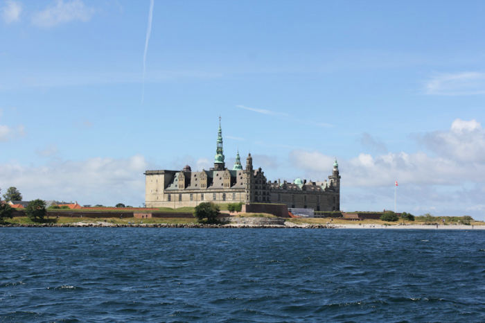 Kronborg om styrbord på vej syd over gennem Øresund. 