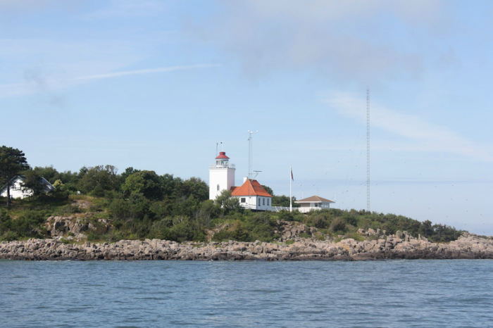 Hammer Odde Fyr på nordspidsen af Bornholm set ude fra vandet, da vi sejlede fra Hammer Havn til Allinge.