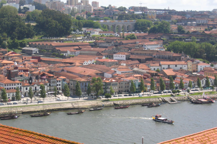 Udsigten fra katedralen i Porto over mod Vila Nova de Gaia, på den anden side af Rio Douro. Portvinshusene ligger i Vila Nova de Gaia.