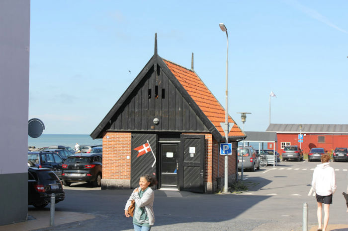 Den gamle redningsstation på havnen i Allinge, der nu er lavet om til servicebygning for sejlerne. Der er toiletter, bad og vaskemaskine.