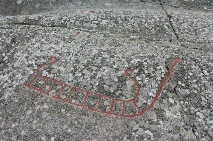 En af de mange 5000 år gamle helleristninger på Madsebakke lige uden for Allinge.