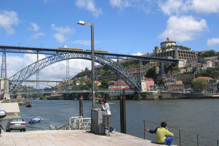 Også her i Porto har Eifel været på spil. Den gamle bro over Rio Douro er i to etager. Man kan gå og køre over broen på begge etager. Her passerer metroen på øverste etage.