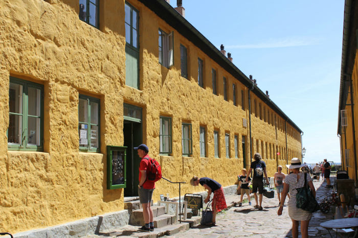 Fra Svaneke sejlede vi til Christiansø. Her ’hovedgaden’ på Christiansø.