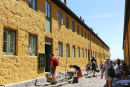 Fra Svaneke sejlede vi til Christiansø. Her ’hovedgaden’ på Christiansø.