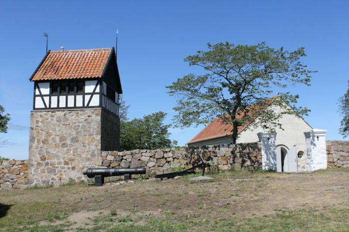 Kirken og en af de mange fine bygninger på Christiansø.