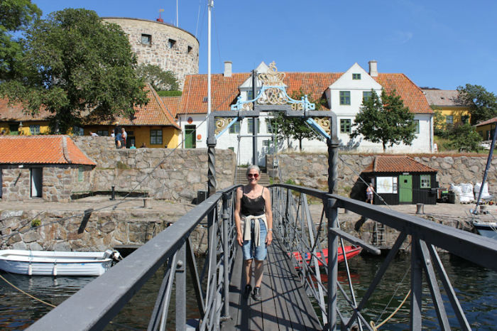 Skipperinden på vej over broen, der forbinder Christiansø med Frederiksø.