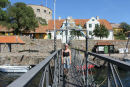 Skipperinden på vej over broen, der forbinder Christiansø med Frederiksø.