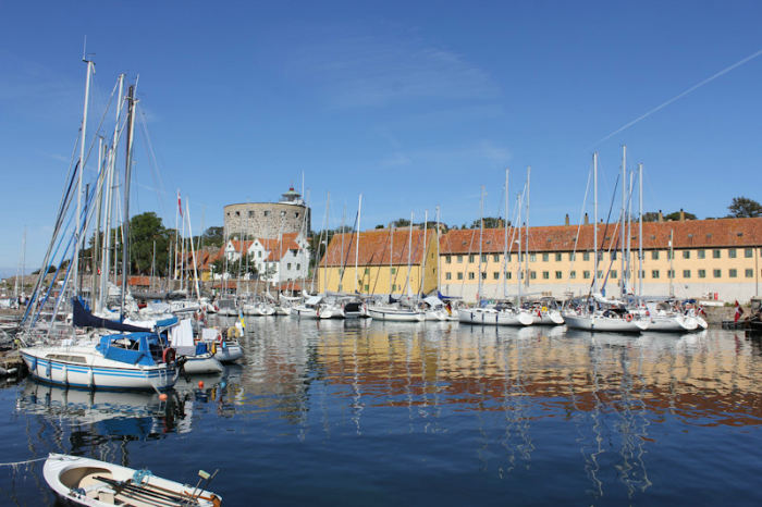 Havnen mellem Christiansø og Frederiksø set ovre fra Frederiksø. I baggrunden ses Store Tårn.