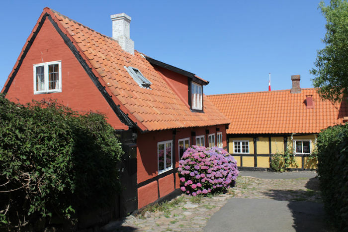 Nogle af de fine gamle bindingsværkshuse i Gudhjem.