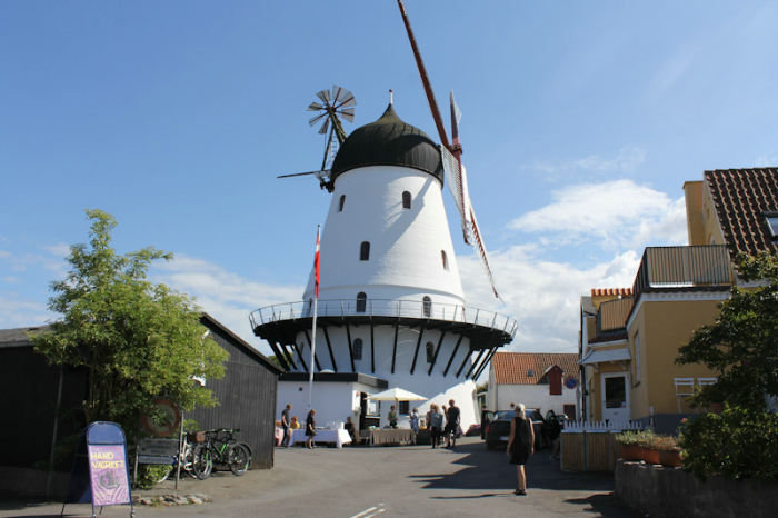 Den gamle mølle på toppen af bakken i Gudhjem. Den er nu indrettet til galleri.