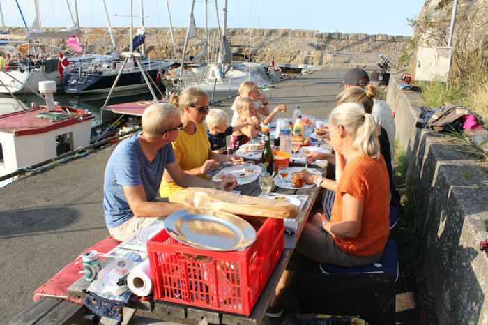 Grillparty på havnen i Gudhjem. Vi havde inviteret Jakob, Maiken, Julie, Kasper, Claus, Jane og deres børn. Det blev en rigtig hyggelig aften i det flotteste vejr, man kunne tænke sig. 