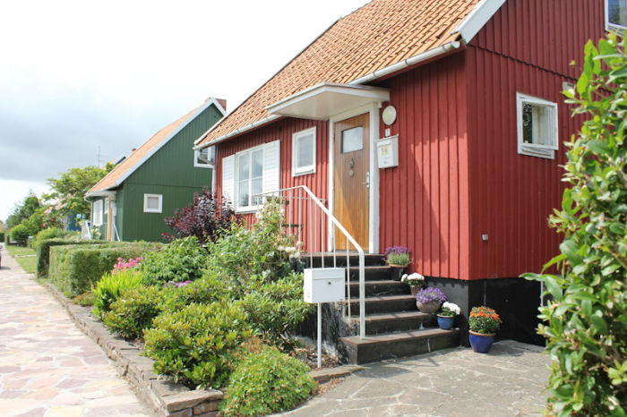 Parti fra svenskerbydelen i Nexø. Efter at de fleste huse i Nexø var blevet bombet i 1945, sendte svenskerne en del træhuse over som hjælp til de nødstedte. De danner nu en hel lille bydel.