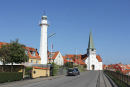 Det gamle fyrtårn og kirken i Rønne. De står højt hævet over havnen.