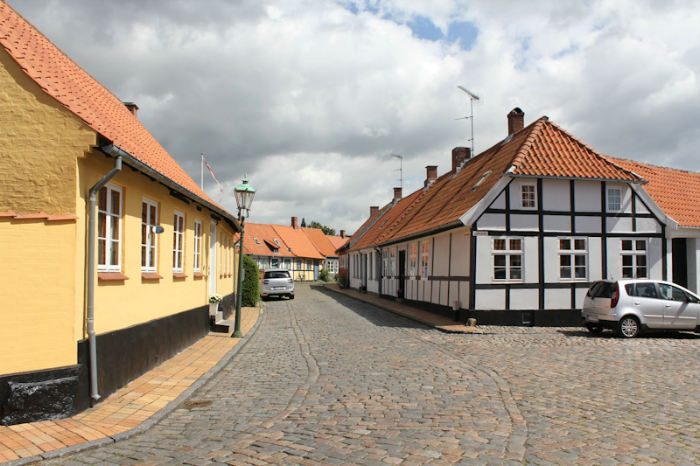 En af de flotte gamle gader i Rønne. Der er rigtig mange gamle fine huse i Rønne.