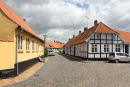En af de flotte gamle gader i Rønne. Der er rigtig mange gamle fine huse i Rønne.