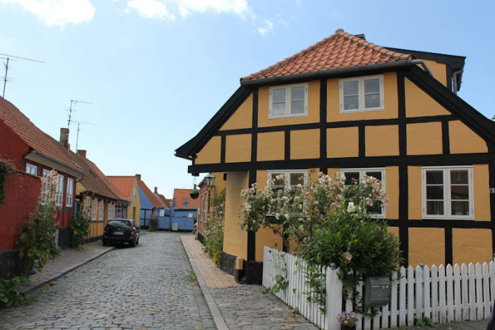 I Hedningestræde i Rønne findes dette gamle hus. Før i tiden var gaden smallere, men den er blevet udvidet, så de har været nødt til at flytte muren, men har beholdt taget, der rager ud over vejen.