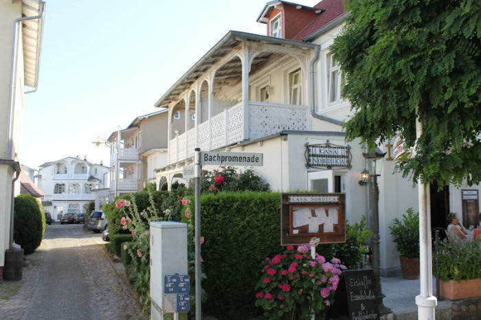Den gamle bydel i Sassnitz. Læg mærke til de fine udskæringer, der er rundt om altanerne.